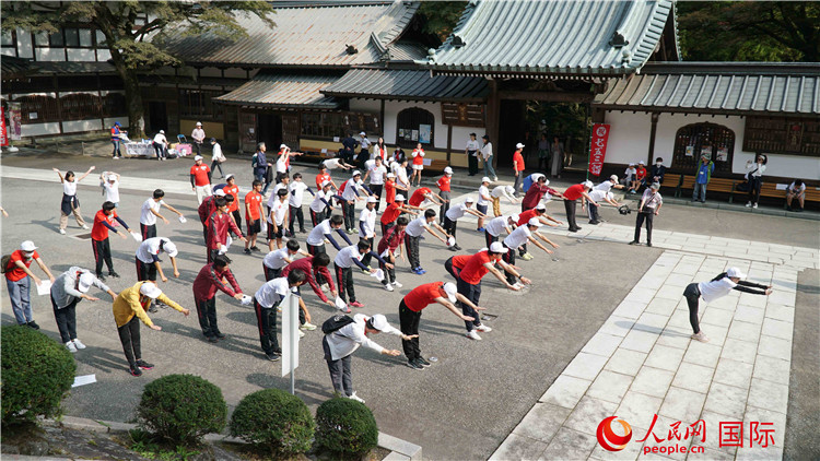 開跑前，中日青少年一起做熱身運動。人民網(wǎng) 蔣曉辰攝
