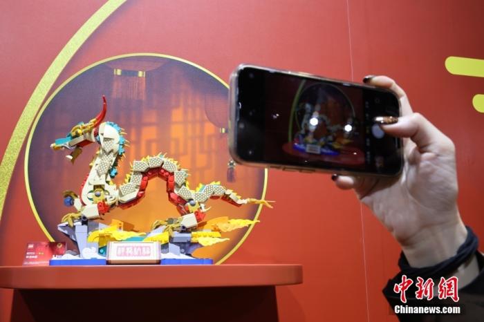 第六屆中國國際進(jìn)口博覽會舉行，消費(fèi)品展區(qū)展出以生肖龍為題材的中國元素產(chǎn)品。<a target='_blank' href='/'><p  align=
