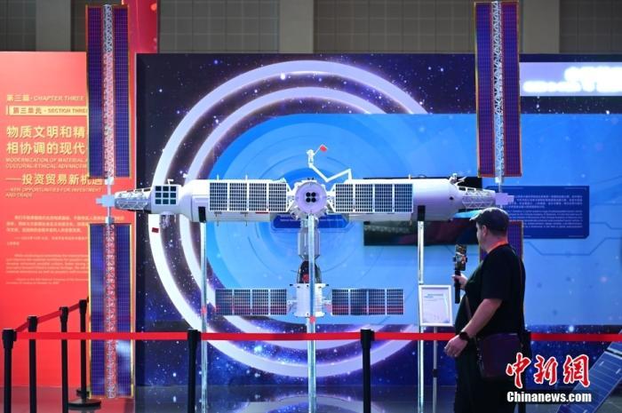 11月5日，觀眾在進(jìn)博會中國館參觀拍攝中國空間站模型。<a target='_blank' href='/'><p  align=