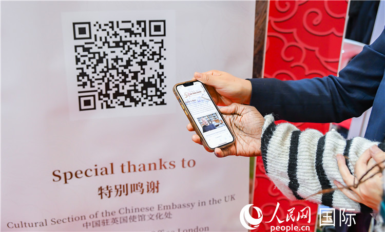 觀眾掃碼《我們的中國故事》系列視頻。人民網(wǎng) 郭錦標攝