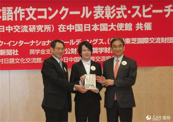 日本駐華大使垂秀夫（右一）、日本僑報社總編輯段躍中（左一）和趙志琳同學合影留念。人民網(wǎng)記者 陳建軍攝
