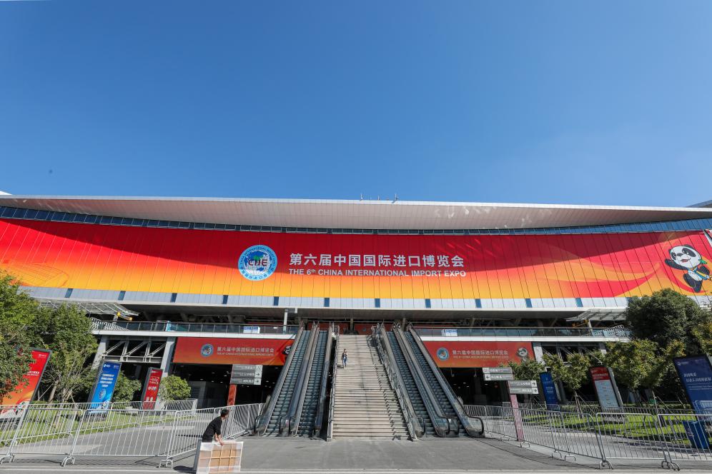這是第六屆進(jìn)博會(huì)場(chǎng)館國(guó)家會(huì)展中心（上海）外景（2023年11月2日攝）。新華社記者 辛夢(mèng)晨 攝