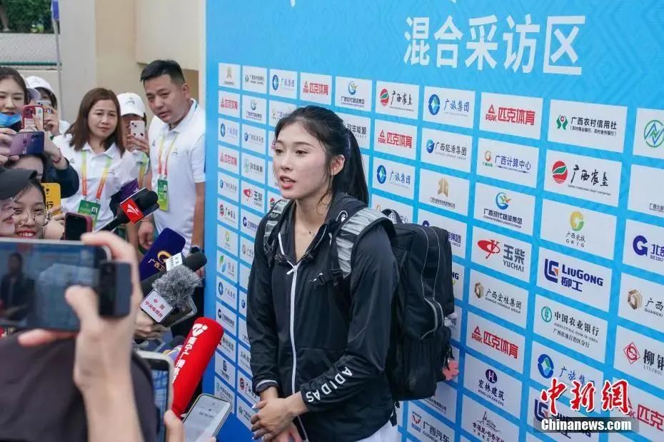 圖為吳艷妮在10日比賽結(jié)束后接受媒體采訪。陳冠言 攝