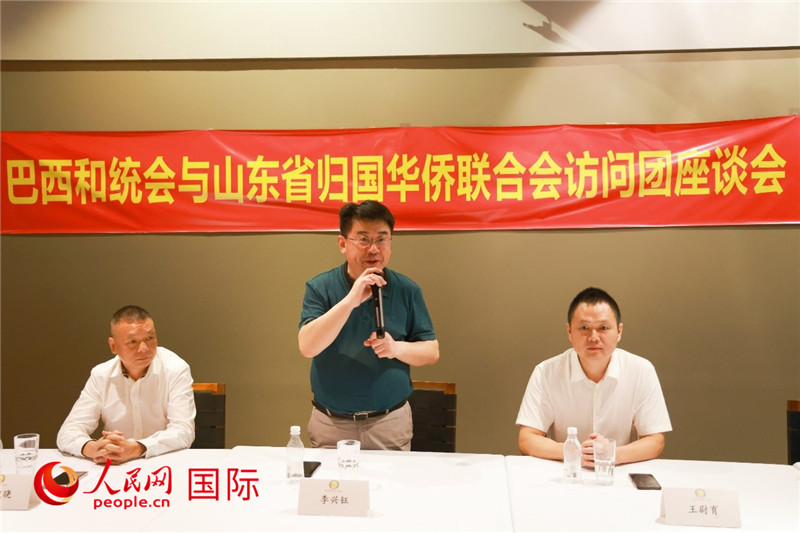 中國(guó)僑聯(lián)副主席、山東省僑聯(lián)主席李興鈺（中）在座談會(huì)上致辭。人民網(wǎng)記者 陳海琪攝