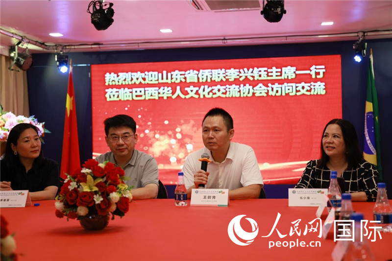 中國駐里約熱內(nèi)盧副總領(lǐng)事王尉育（右二）發(fā)表致辭。人民網(wǎng)記者宋亦然攝