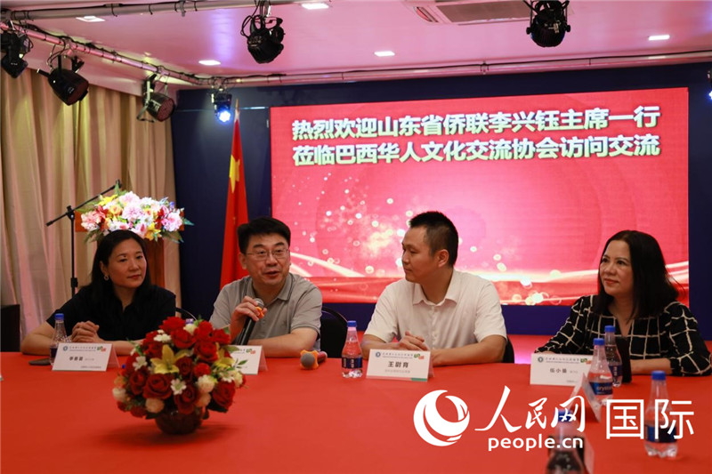 山東省僑聯(lián)主席李興鈺（左二）和與會僑領(lǐng)座談。人民網(wǎng)記者宋亦然攝
