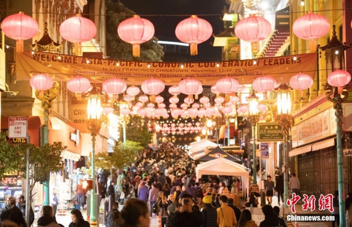當?shù)貢r間11月10日，美國舊金山唐人街夜市人頭攢動。亞太經(jīng)合組織(APEC)第三十次領(lǐng)導(dǎo)人非正式會議將在舊金山舉行，當?shù)靥迫私钟媱澟e辦包括夜市在內(nèi)的多場活動，以吸引與會者、游客和市民的光顧。<a target='_blank' href='/'><p  align=
