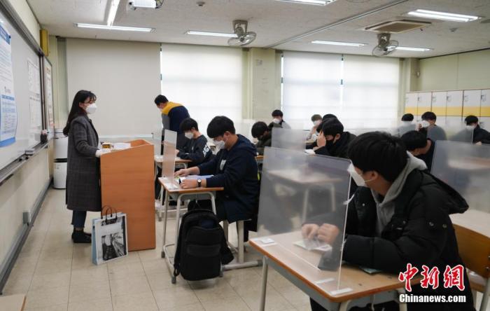 12月3日，延遲近一個月的韓國高考舉行。據(jù)韓國教育部消息，今年考生約49.34萬人，創(chuàng)歷史最低紀(jì)錄。圖為在首爾某考點內(nèi)，考桌上設(shè)有隔板。