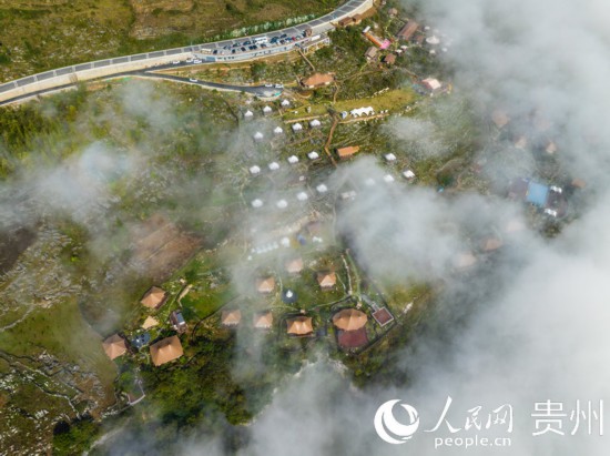 航拍掩映在晨間薄霧中的“花都里·化屋野奢度假營(yíng)地“。人民網(wǎng) 陽(yáng)茜攝