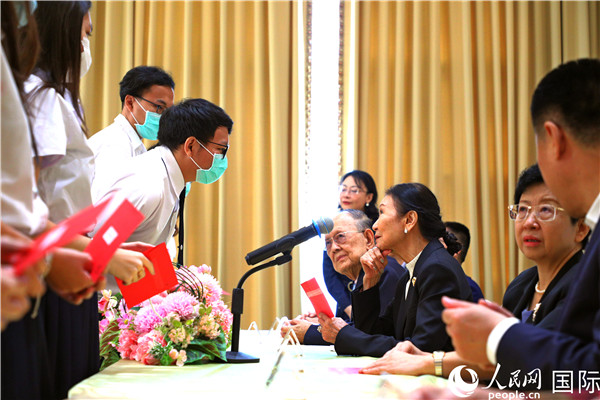 圖為獎(jiǎng)助學(xué)金頒發(fā)現(xiàn)場(chǎng)。人民網(wǎng)記者 白元琪攝