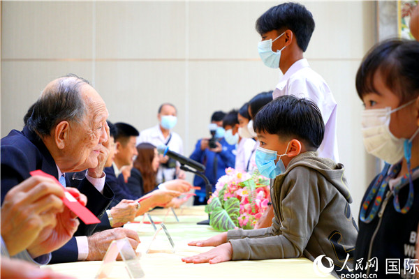 圖為獎(jiǎng)助學(xué)金頒發(fā)現(xiàn)場(chǎng)。人民網(wǎng)記者 白元琪攝