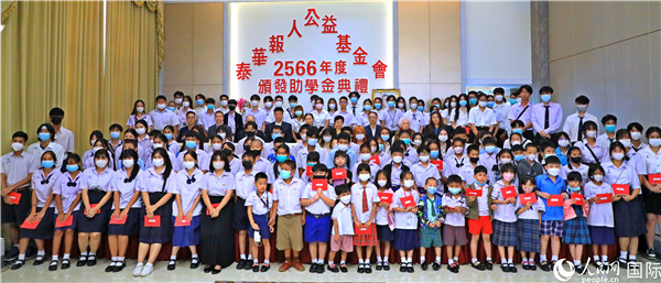 圖為出席嘉賓和現(xiàn)場(chǎng)獲獎(jiǎng)學(xué)生合影留念。人民網(wǎng)記者 白元琪攝