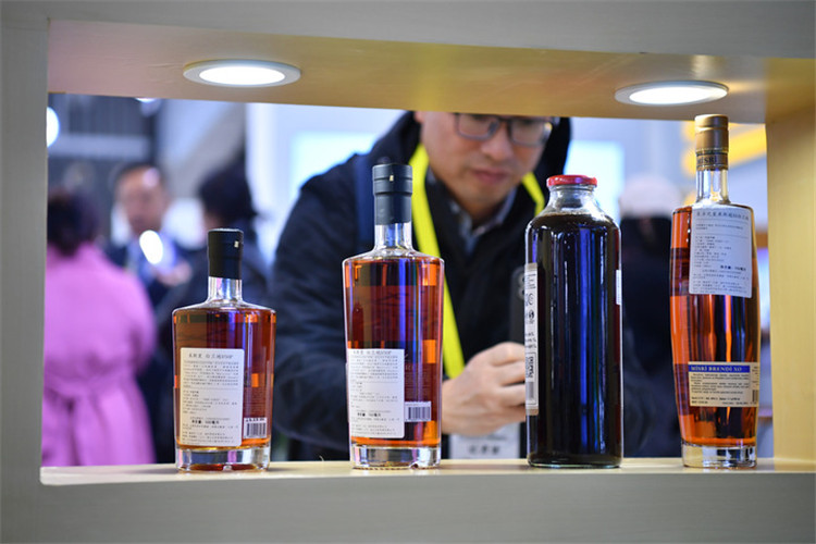 11月16日，觀眾在第七屆絲博會上參觀阿塞拜疆展位上的酒水產(chǎn)品。新華社記者 邵瑞 攝