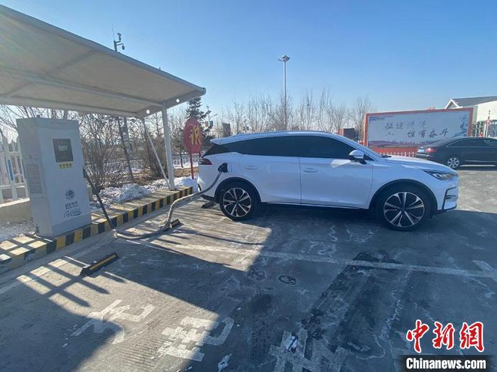 資料圖：新能源汽車正在充電?！±畹?攝