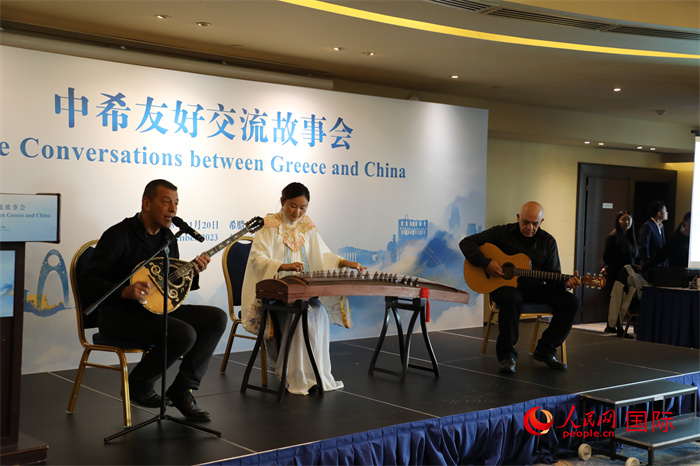 中希藝術(shù)家用古箏和布祖基琴演奏希臘著名歌曲《比雷埃夫斯的孩子》。   人民網(wǎng)記者 謝亞宏攝
