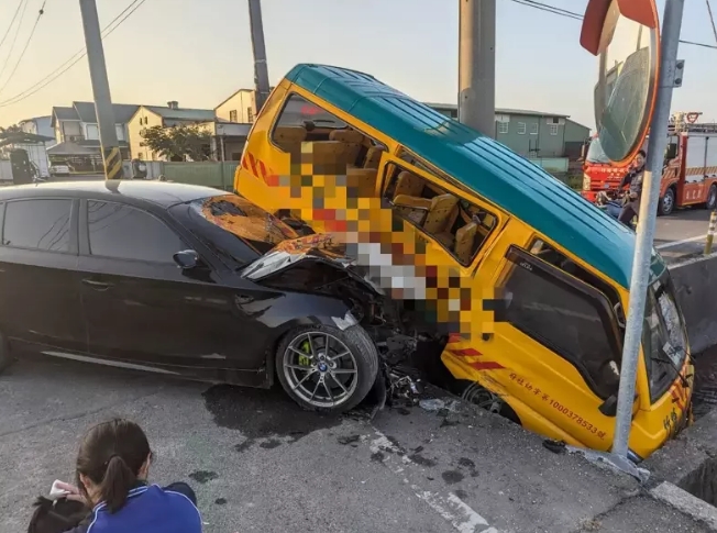 托兒所校車被轎車從側(cè)邊撞上，車體嚴重毀損。圖片來源：臺灣《聯(lián)合報》民眾供圖
