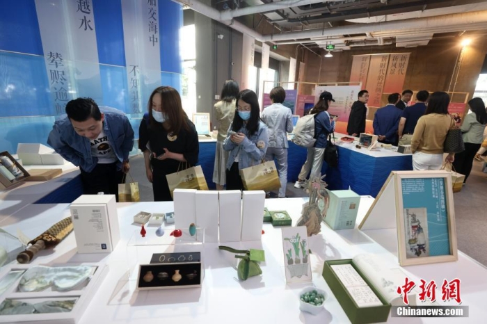 9月28日，“一帶一路，文明之橋”圖書文創(chuàng)展在北京圖書大廈開幕，圖為觀眾參觀展覽。<a target='_blank' href='/'><p  align=