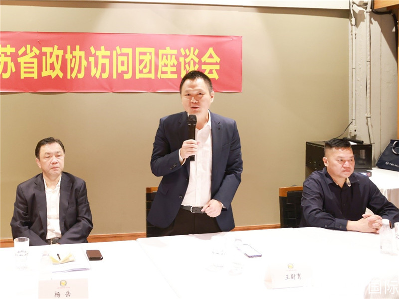 中國(guó)駐里約總領(lǐng)館副總領(lǐng)事王尉育（中）在座談會(huì)上致辭。人民網(wǎng)記者 陳海琪攝