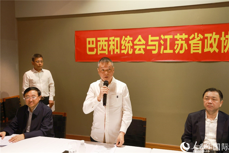 巴西和統(tǒng)會(huì)會(huì)長(zhǎng)王俊曉（中）在座談會(huì)上致辭。人民網(wǎng)記者 陳海琪攝