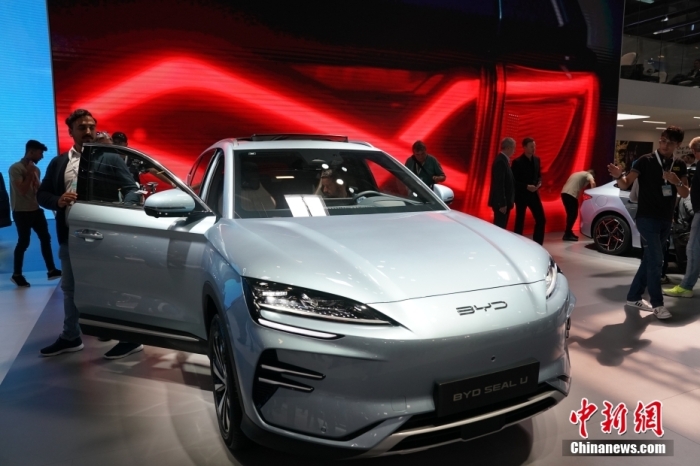 2023年德國(guó)國(guó)際汽車及智慧出行博覽會(huì)(IAA mobility)(亦簡(jiǎn)稱慕尼黑國(guó)際車展)將于9月5日正式開幕。在9月4日舉行的媒體日，記者看到諸品牌紛紛攜“拳頭”產(chǎn)品亮相。圖為當(dāng)日比亞迪SEAL U在歐洲首秀。<a target='_blank' href='/'><p  align=