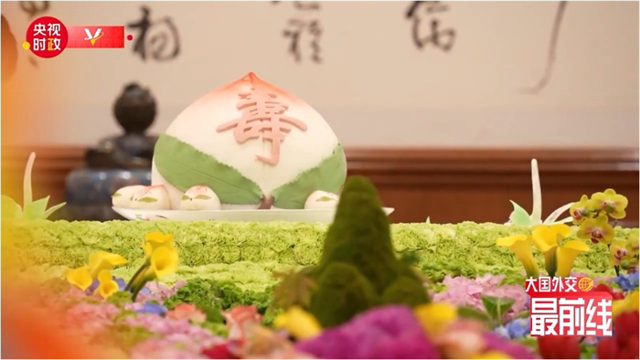 圖為今年7月基辛格訪華時(shí)午宴上的壽桃。來源：央視新聞截圖