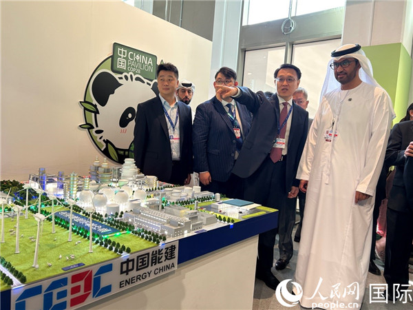 COP28主席蘇爾坦·賈比爾參觀中國角展示。人民網(wǎng)記者任皓宇攝