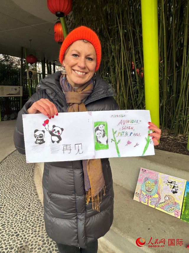 桑德拉和德國小朋友們的作品。右圖寫著“祝福好運，再見 Pit和Paule（“夢想”“夢圓”的德語名字）”。人民網(wǎng)記者 徐馨攝
