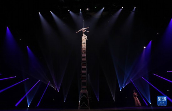 12月8日，演員在法國巴黎舉行的中國雜技“奇妙之夜”演出上表演《高椅》。新華社記者 高靜 攝
