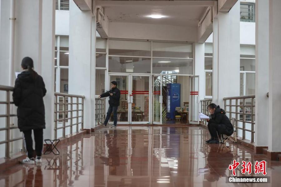 資料圖：幾位考研學(xué)生在南昌大學(xué)教學(xué)樓的天橋上復(fù)習(xí)備考。劉力鑫 攝