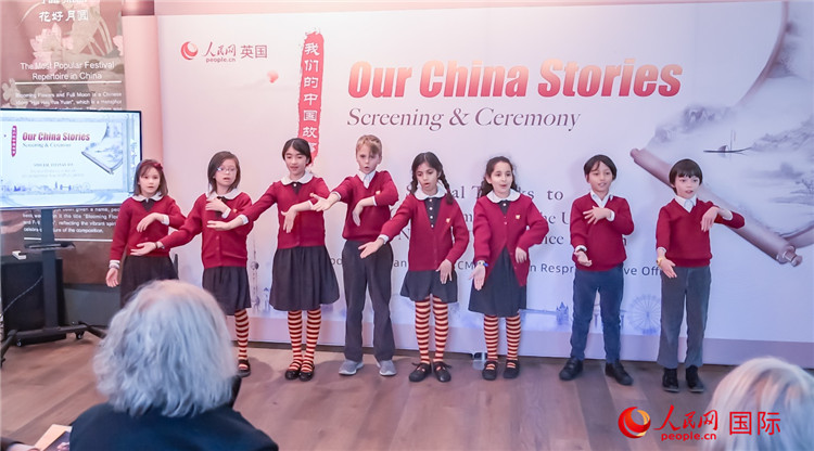 肯辛頓韋德預(yù)備學(xué)校小學(xué)生表演。人民網(wǎng) 郭錦標(biāo)攝