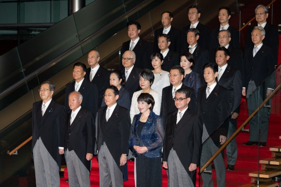 9月13日，日本首相岸田文雄（前排中）在東京的首相官邸率閣僚合影。新華社記者張笑宇攝