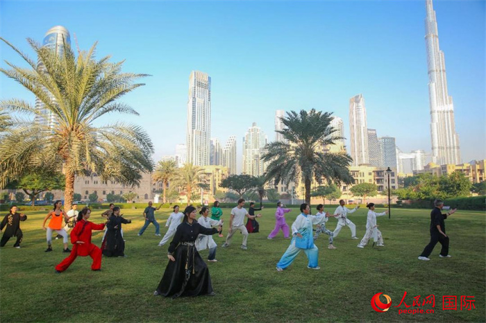 迪拜民眾在練習(xí)太極拳。人民網(wǎng) 塔里克·易卜拉欣攝