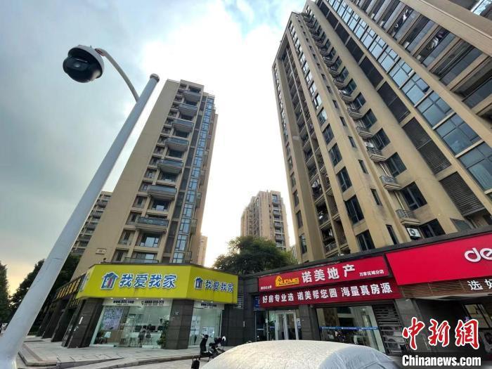 多家房地產(chǎn)中介。 蘇婷 攝