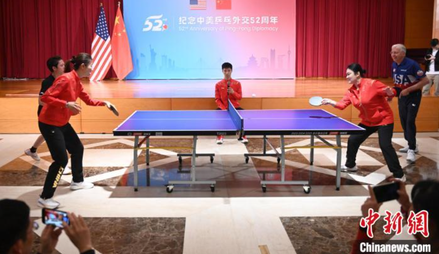當(dāng)?shù)貢r間12月13日，中國駐美使館在華盛頓舉辦慶?；顒蛹o(jì)念中美乒乓外交52周年。圖為丁寧、劉偉、戴爾等中美運動員上演混雙表演賽。中新社記者 陳孟統(tǒng) 攝