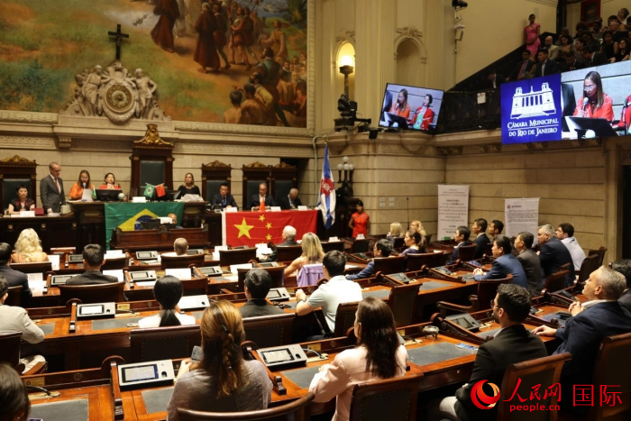 當(dāng)?shù)貢r間12月15日晚，巴西里約熱內(nèi)盧市議會在議會大廳舉行隆重儀式，向一批為推動巴西和中國友好合作做出突出貢獻(xiàn)的機構(gòu)、團(tuán)體和個人授予“杰出貢獻(xiàn)獎”。人民網(wǎng)記者 時元皓攝