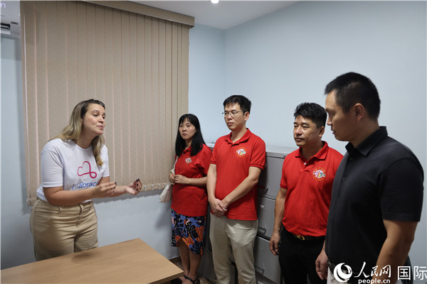 王尉育等人參觀并了解協(xié)會(huì)活動(dòng)場(chǎng)所及設(shè)施。人民網(wǎng)記者 時(shí)元皓攝