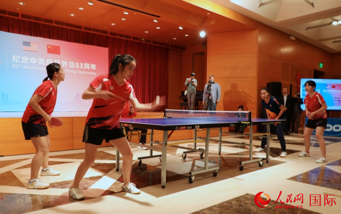 來自北京大學(xué)、美國弗吉尼亞大學(xué)的中美青年乒乓球運動員進行表演賽。人民網(wǎng)記者 李志偉攝