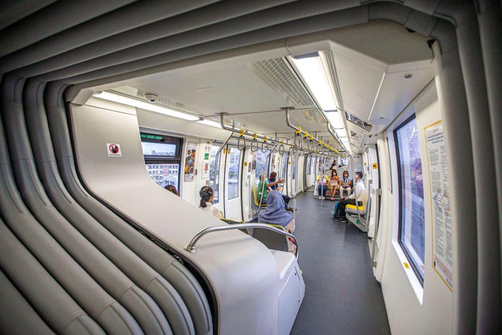 9月14日，乘客在泰國曼谷搭乘“黃線”列車。泰國曼谷是世界著名旅游目的地之一，當(dāng)?shù)厝税堰@座城市的高架軌道交通系統(tǒng)稱為“曼谷天鐵”。2023年下半年，由位于安徽蕪湖的中車浦鎮(zhèn)阿爾斯通運(yùn)輸系統(tǒng)公司生產(chǎn)并提供的單軌道列車“天鐵黃線”在曼谷正式運(yùn)營，11月同樣由該公司生產(chǎn)并提供列車的“天鐵粉線”也在曼谷開始試運(yùn)行。“中國智造”從中國蕪湖來到泰國曼谷，讓曼谷近郊與市中心的連接更為緊密，豐富城市面貌的同時，也為當(dāng)?shù)匕l(fā)展注入新活力。（新華社記者王騰攝）