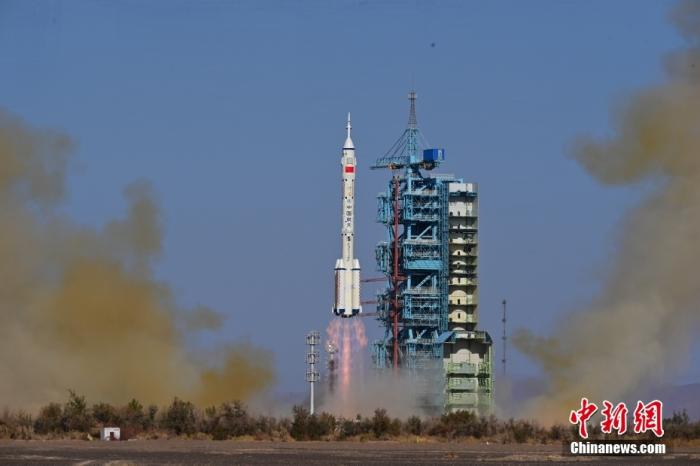 資料圖：北京時間2023年10月26日11時14分，搭載神舟十七號載人飛船的長征二號F遙十七運載火箭在酒泉衛(wèi)星發(fā)射中心點火發(fā)射。汪江波 攝