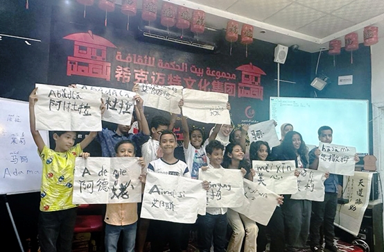 學(xué)著用中文書寫自己姓名的埃及兒童們。埃及?？诉~特文化集團(tuán)供圖
