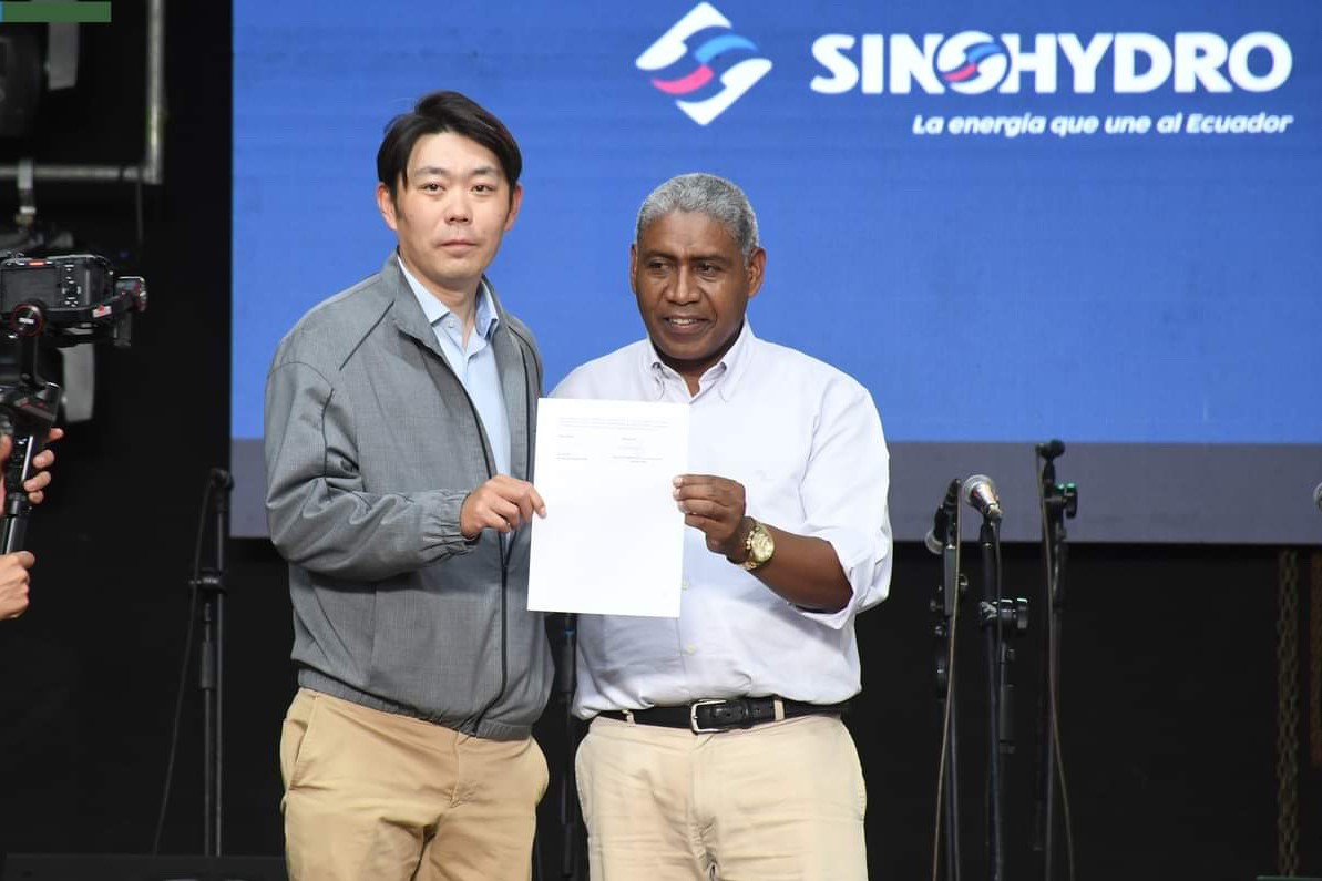 中國電建厄瓜多爾國別代表白納（左）代表中國電建向厄瓜多爾埃爾查科市康復(fù)中心捐贈(zèng)了一批康復(fù)器材，埃爾查科市市長(zhǎng)奧斯卡·德拉克魯斯·卡瓦蒂霍（右）對(duì)中國企業(yè)的善舉表示感謝。中國電建厄瓜多爾代表處供圖