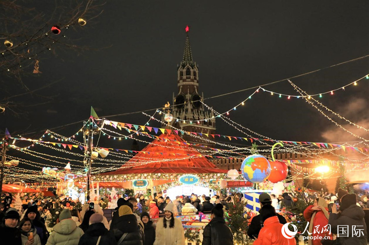 位于莫斯科紅場中央的“古姆”新年集市。人民網(wǎng)記者 隋鑫攝