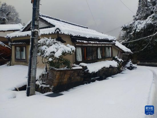 這是1月8日拍攝的日本能登半島地震災(zāi)區(qū)珠洲市的街景。
