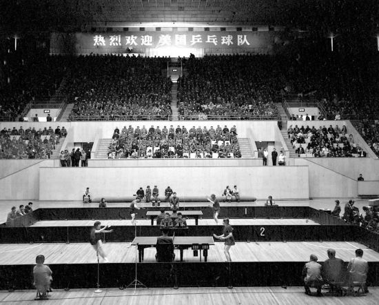 圖為1971年4月13日，中華全國體育總會舉行歡迎儀式，歡迎前來中國進(jìn)行訪問的美國乒乓球代表團(tuán)。中美兩國乒乓球運動員在北京首都體育館進(jìn)行了友誼比賽。新華社發(fā)