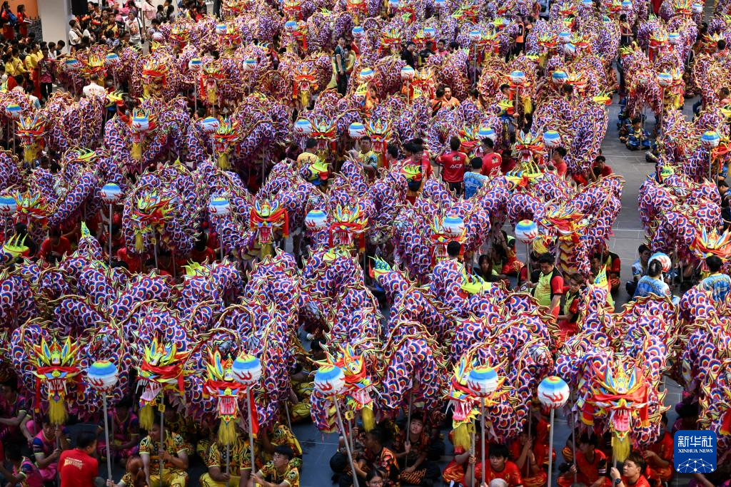 1月7日，演員們?cè)隈R來(lái)西亞雪蘭莪州巴生的一家購(gòu)物中心進(jìn)行舞龍表演。新華社記者 程一恒 攝