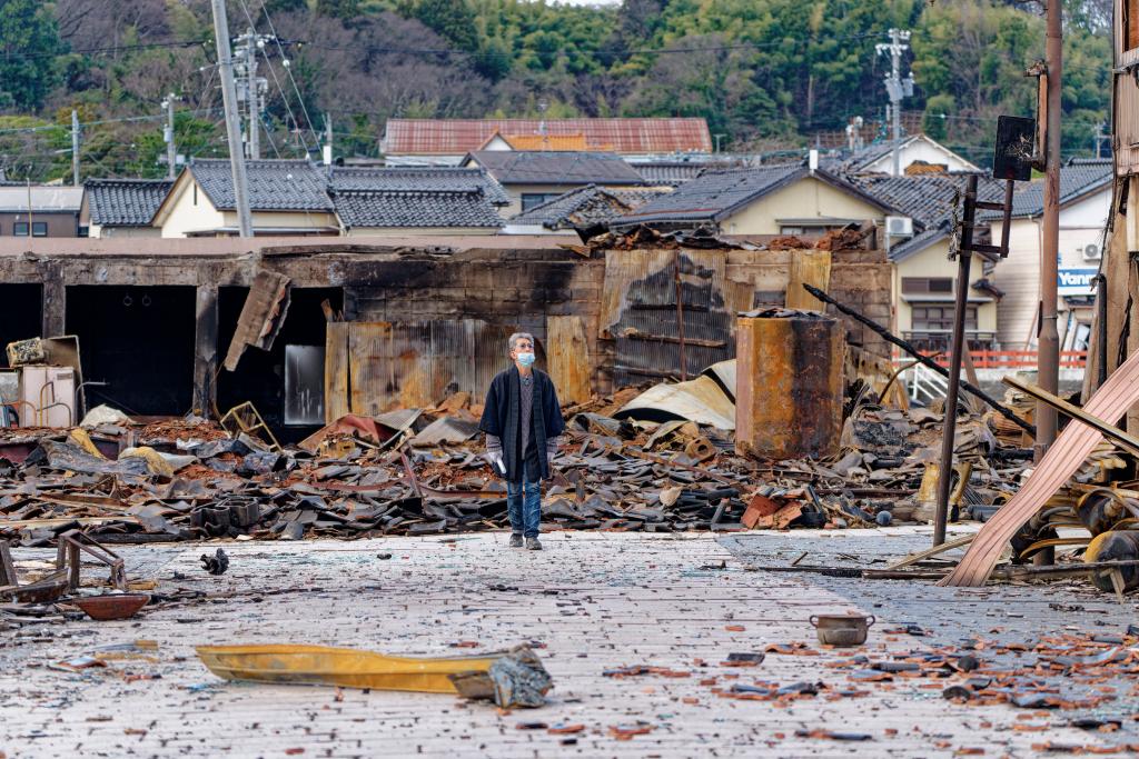 1月4日，一名市民查看日本石川縣輪島市“輪島早市”廢墟。新華社記者張笑宇攝