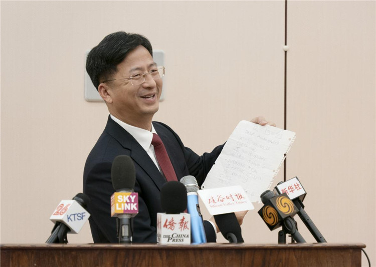 張建敏總領(lǐng)事向媒體展示領(lǐng)區(qū)小學(xué)生來信。中國駐舊金山總領(lǐng)館供圖