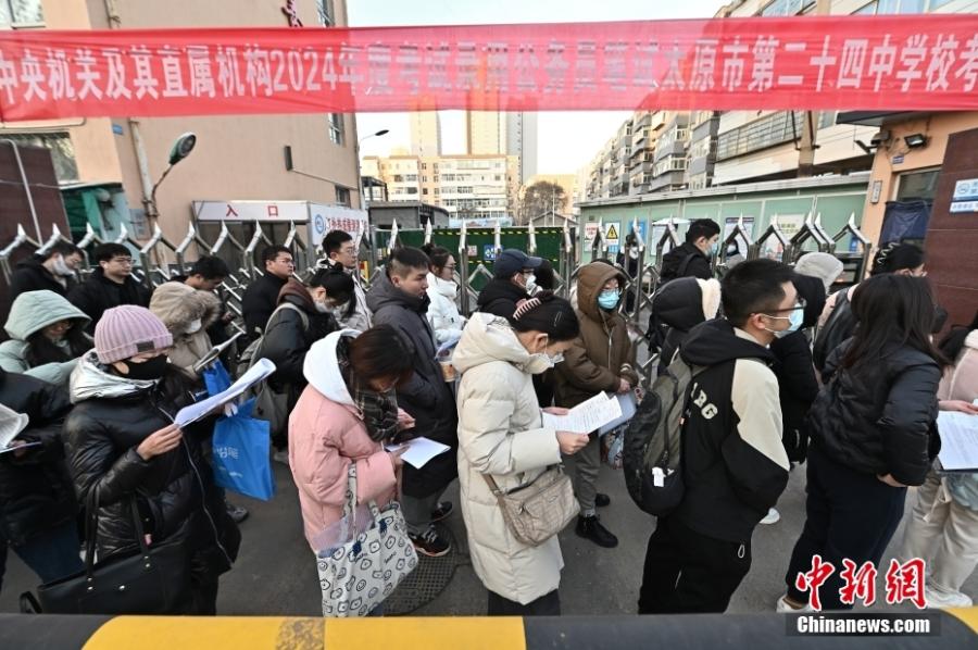 2023年11月26日，山西省太原市，考生步入考場(chǎng)。當(dāng)日，中央機(jī)關(guān)及其直屬機(jī)構(gòu)2024年度考試錄用公務(wù)員公共科目筆試開(kāi)考。<a target='_blank' href='/'><p  align=