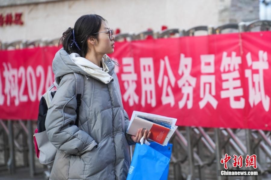 2023年11月26日，山西省太原市，考生步入考場(chǎng)。當(dāng)日，中央機(jī)關(guān)及其直屬機(jī)構(gòu)2024年度考試錄用公務(wù)員公共科目筆試舉行。<a target='_blank' href='/'><p  align=