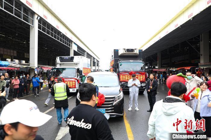 運(yùn)載蔓越莓車(chē)隊(duì)前，不少民眾正在圍觀打卡。 王偉臣 攝